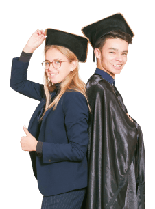 Мальчик и девочка стоят в шапках выпускников